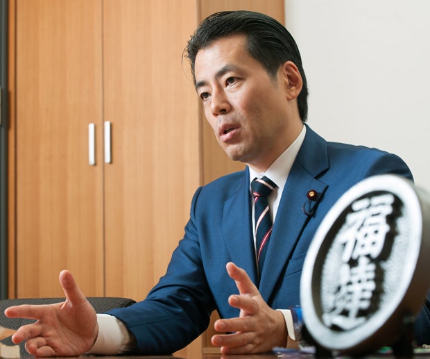 写真・図版（1枚目）| 「政治にまかせろとはもう言えない」福田達夫氏が語る“今求められる政治”〈AERA〉 | AERA dot. (アエラドット)