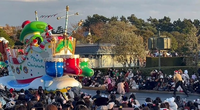 ディズニーランドのクリスマスパレードに男乱入、現場騒然 民間人が現行犯逮捕、警察が引き継ぐ: J-CAST ニュース【全文表示】