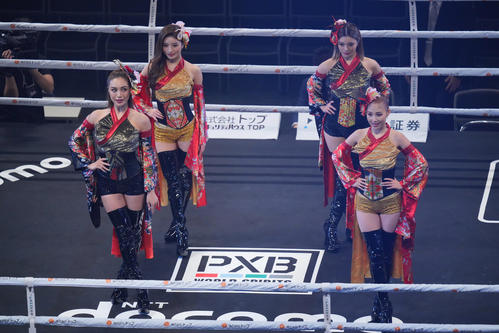 オープニングに登場するCYBERJAPAN DANCERS。前列左からJUNON、RINA、後列左からMIYABI、RIONA（撮影・垰建太）