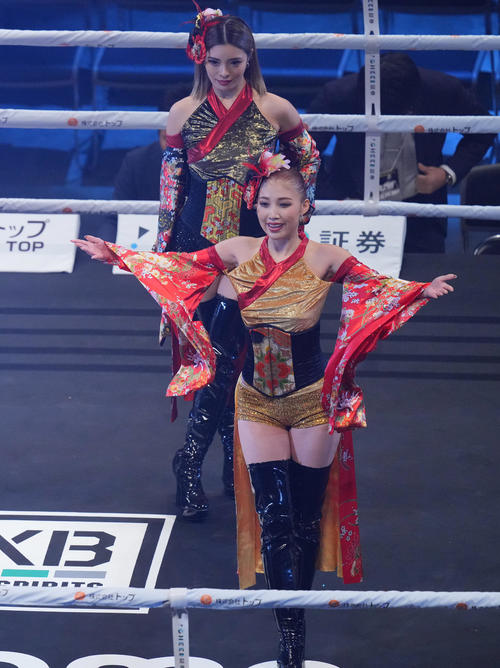 オープニングに登場するCYBERJAPAN DANCERSのRINA（手前）とRIONA（撮影・垰建太）