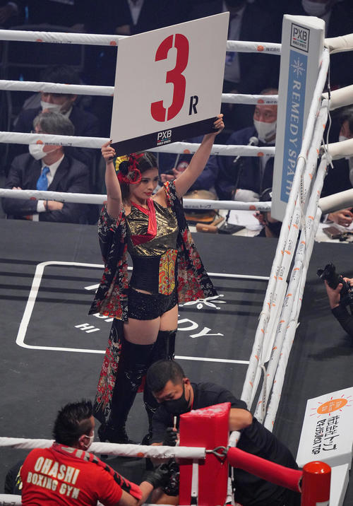 ラウンドガールを務めるCYBERJAPAN DANCERSのRIONA（撮影・垰建太）