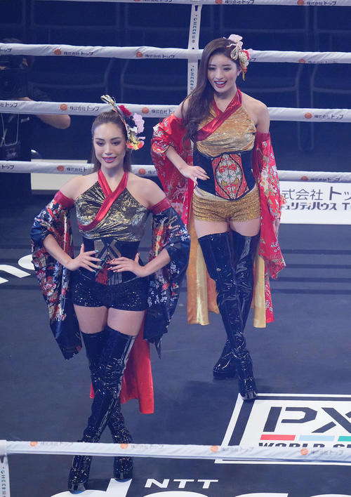 オープニングに登場するCYBERJAPAN DANCERSのMIYABI（右）とJUNON（撮影・垰建太）