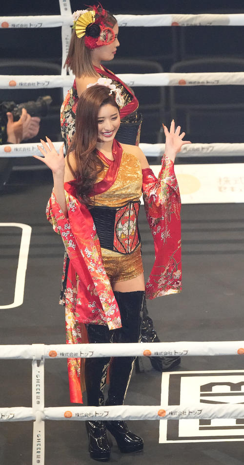 試合前、紹介されるラウンドガールを務めるCYBERJAPAN DANCERSのMIYABI（撮影・鈴木みどり）