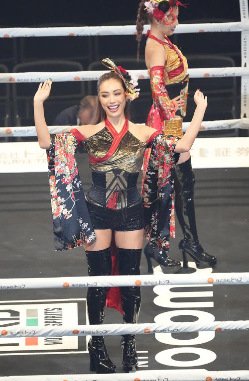 試合前、紹介されるラウンドガールを務めるCYBERJAPAN DANCERSのJUNON（撮影・鈴木みどり）