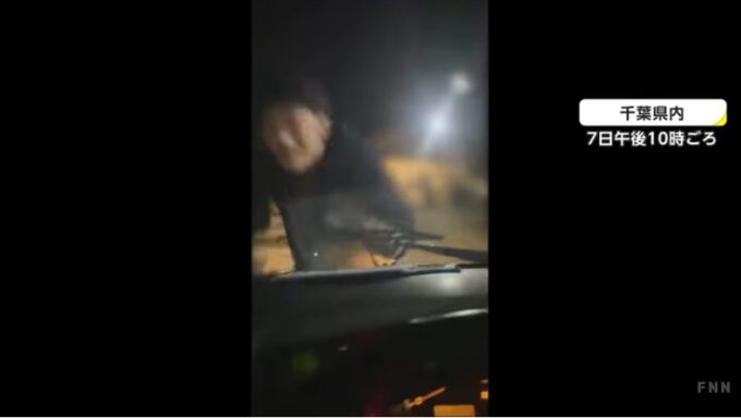 男女が車のミラーを破損してからの叩きつけてダブルピース（常磐道あおり運転事件以来のデジタルアート） | これ知っておけばOK! - 誰でも簡単に分かる!