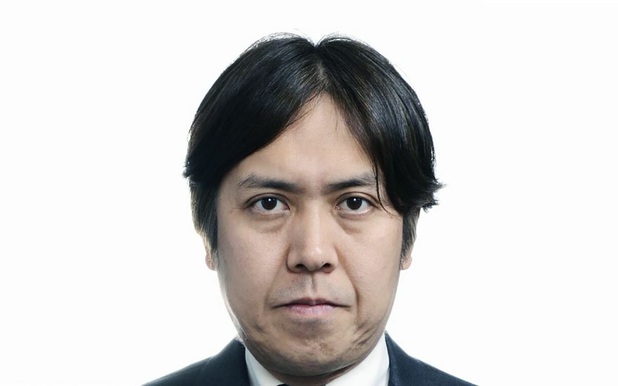 週刊文春 on Twitter: "「俺の親父は総理秘書官だぞ！ お前ら、所轄のお巡りは高卒だろ！」 それから数十分後、同署に駆けつけ深々と頭を垂れたのは、経産省出身の荒井勝喜（まさよし）総理秘書官（54）だった。 https://t.co/7VK6YCpkpL" / Twitter