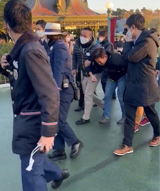 【特定】ディズニーパレード乱入事件不審者男の顔名前は？動機や何罪か調査！逮捕瞬間動画あり！｜TrendWatch