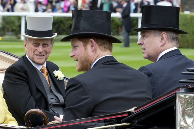 フィリップ王配が抱く、アンドルー王子とヘンリー王子に対する複雑な心情｜ハーパーズ バザー（Harper's BAZAAR）公式