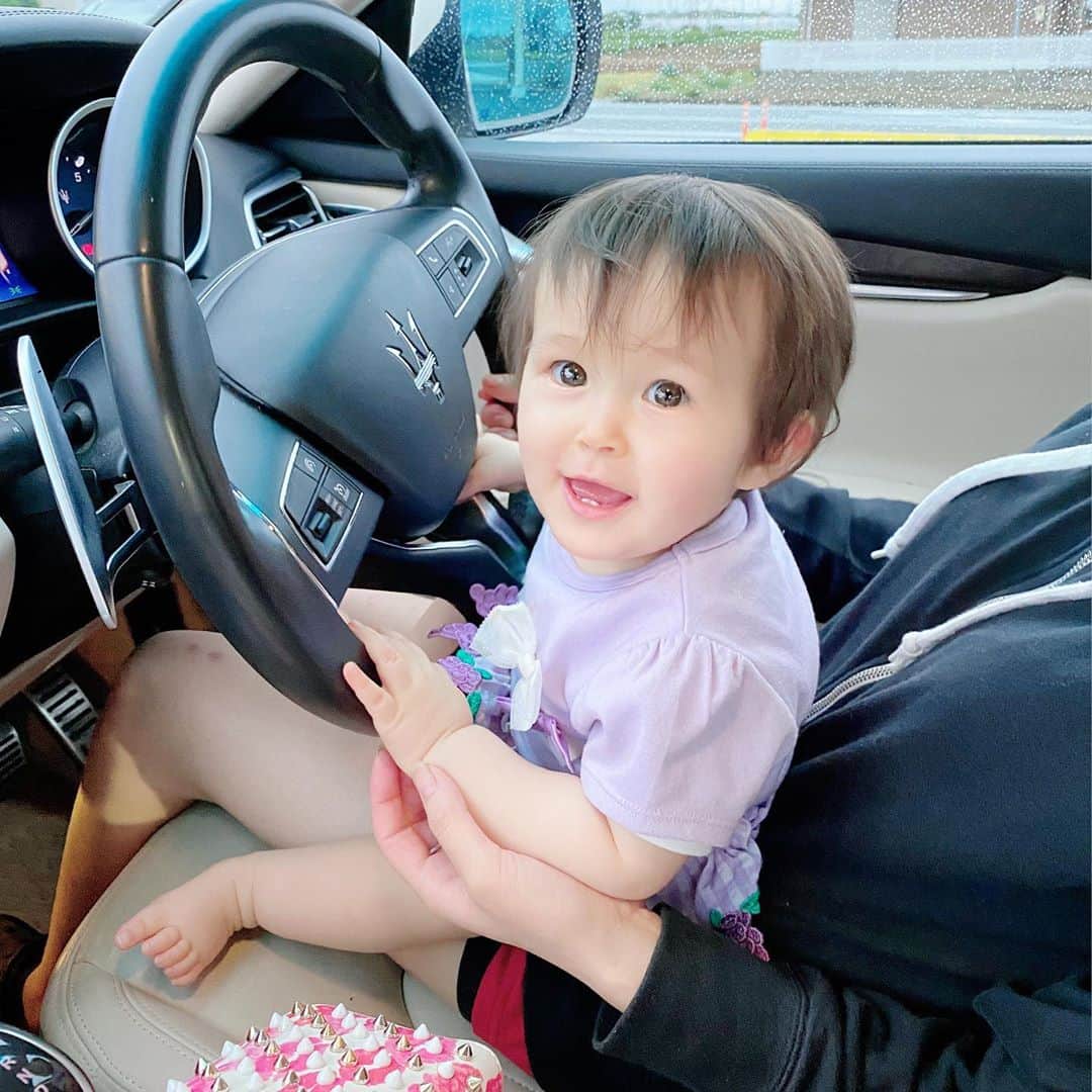 あきるなさんのインスタグラム写真 - (あきるなInstagram)「高級車乗ってる時のこの満面な 笑みを見つけてしまった…笑 将来怖いぞ( 。ω 。) . . . #赤ちゃん #赤ちゃんのいる生活 #赤ちゃんコーデ #子供 #マセラティ #高級車 #外車 #育児 #スーパーカー #カスタムカー #セルフィー #自撮り #女の子ベビー #乳児 #baby #cute #maserati #car #castamcar #supercar #selfie #family #mama #babygirl #babyfashion #babystagram #babyphotography #japan #youtuber #youtube」8月10日 13時09分 - runaruna1226