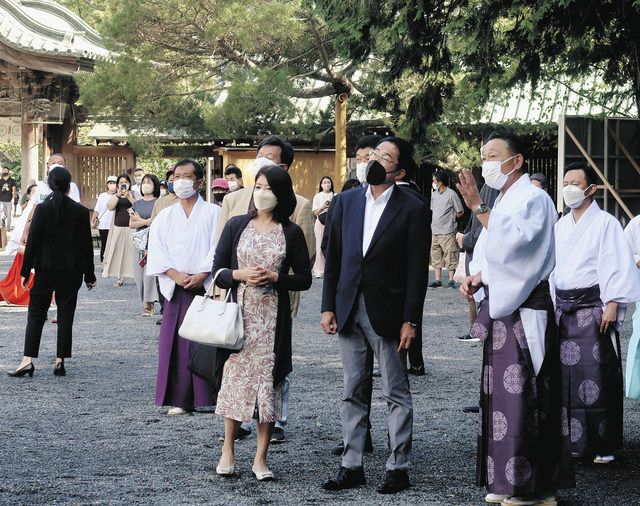 ドラマロケ地の三嶋大社を家族と訪れ、関係者から説明を受ける岸田首相（手前中央）＝18日、静岡県三島市（共同）