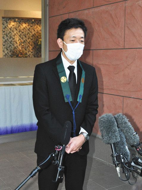 葬儀後に取材に応じ、「１日も早く犯人が捕まってほしい」と語る丸山県議＝塩尻市で 