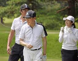 首相夏休み、家族とゴルフ｜【西日本新聞me】