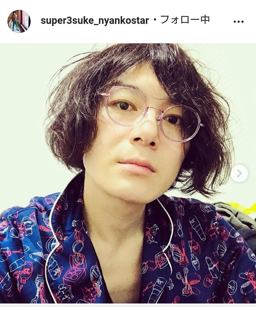 にゃんこスター」スーパー３助、おしゃれ眼鏡のクールな最新ショットに「ジョン・レノンみたい」の声 : スポーツ報知