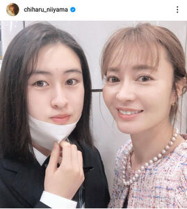 新山千春、高１長女の入学式親子ショット公開に「憧れの親子」「素敵です」 : スポーツ報知