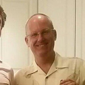 1人、立っているの画像のようです