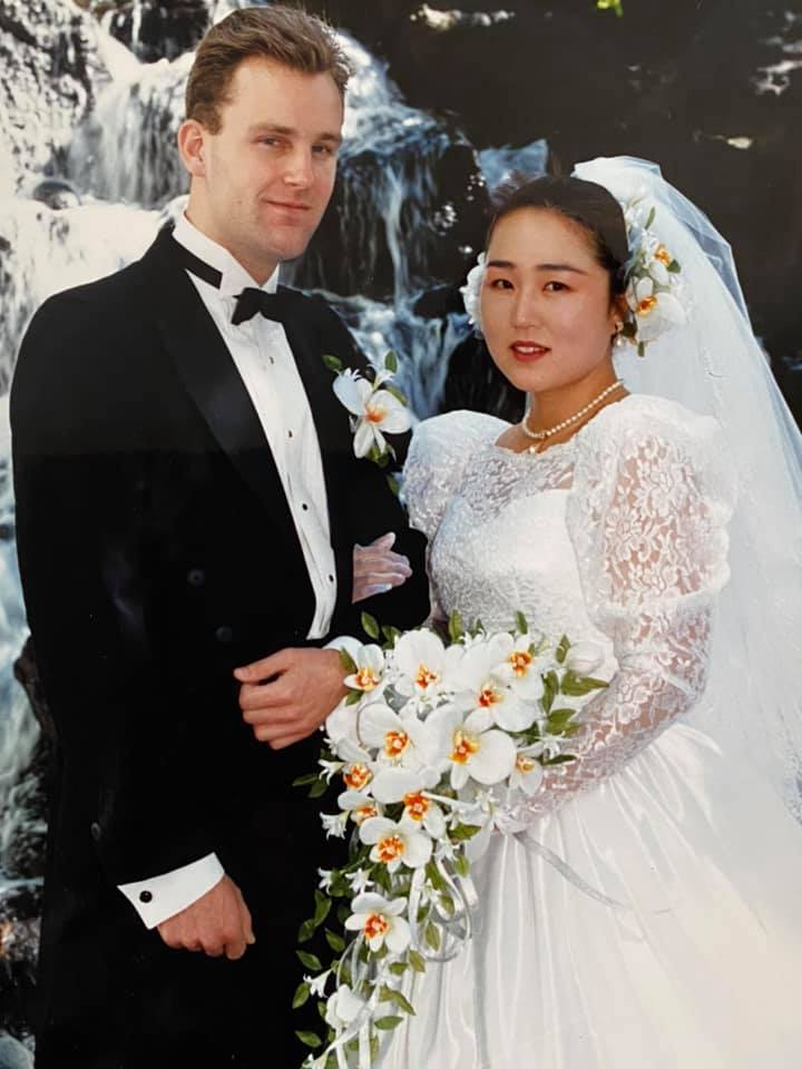 1人以上、複数の立っている人、花の画像のようです