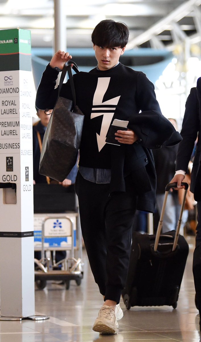 Twitter 上的 taki："正面！本当に行っちゃったんですね、早いなあゆっくりしてけばいいのに… 南野拓実 https://t.co/B9PAuPmydS" / Twitter