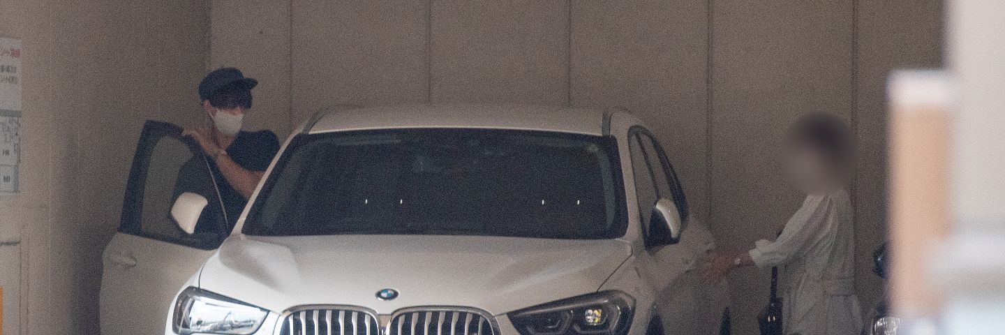 スクープ撮》NHK「おかあさんといっしょ」“お父さん”になった、体操のまことお兄さんを直撃！「絵は得意？」「毎日窮屈じゃないですか？」…教育論まで全部聞いた!! | 文春オンライン