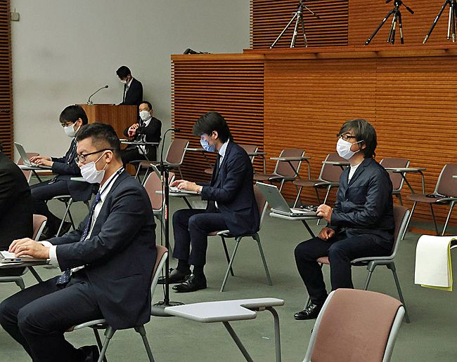 官房長官会見に臨む七尾氏（右端）＝２０２１年４月２７日、首相官邸【時事通信社】