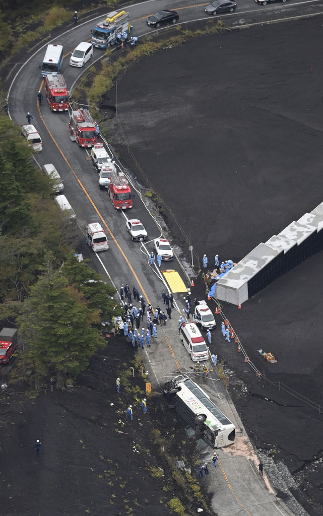 小山町で観光バス横転 乗客１人心肺停止、重傷者複数 ２０代運転手を現行犯逮捕｜あなたの静岡新聞