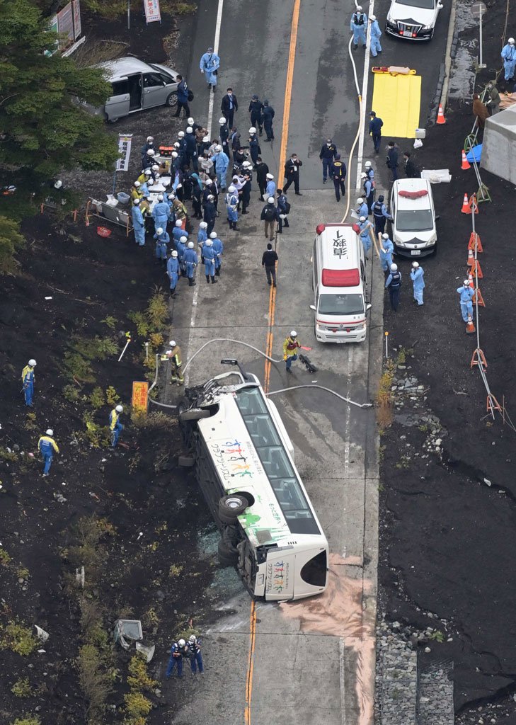小山町で観光バス横転 １人死亡、３５人重軽傷 逮捕の運転手「ブレーキ利かない」｜あなたの静岡新聞