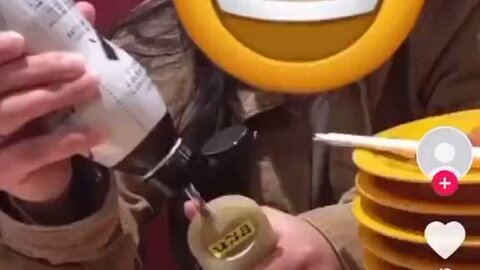 動画】スシロー「甘だれに醤油を勝手にブレンドする女」に「警察に相談中」 : まとめダネ！