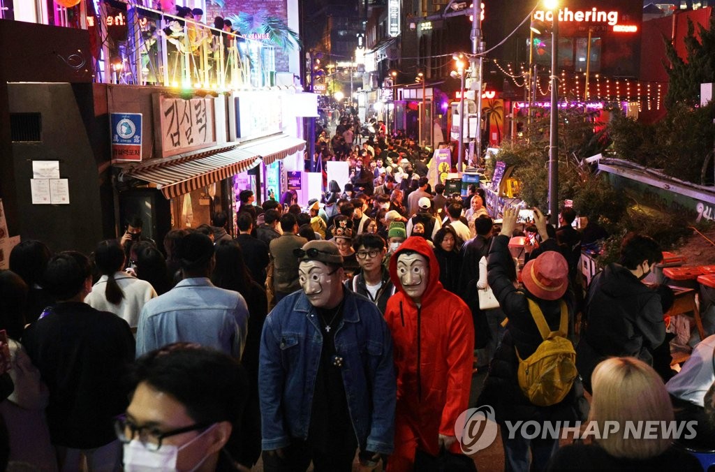 ハロウィーンでにぎわう梨泰院 | 聯合ニュース