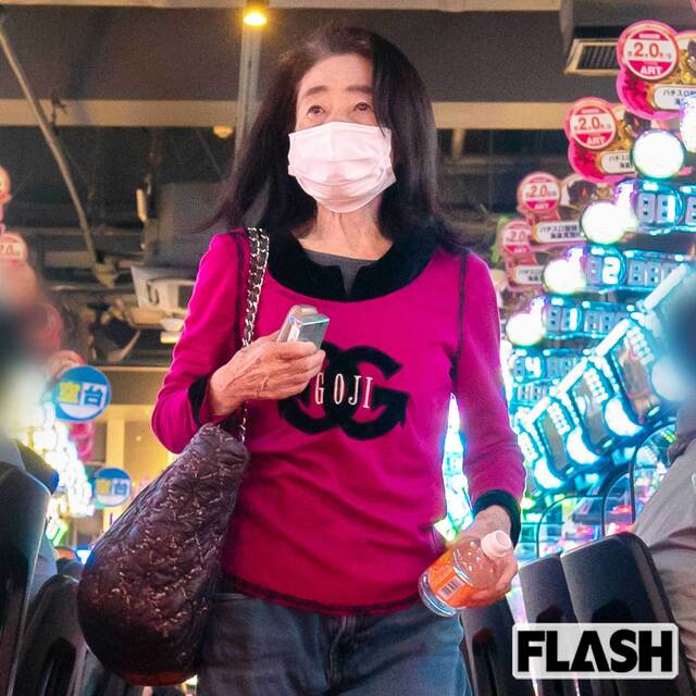 中村玉緒 82歳でも「スロット通い」「10分おきに喫煙所」…常連客には「また負けてしもうて」とボヤく（SmartFLASH） - Yahoo!ニュース