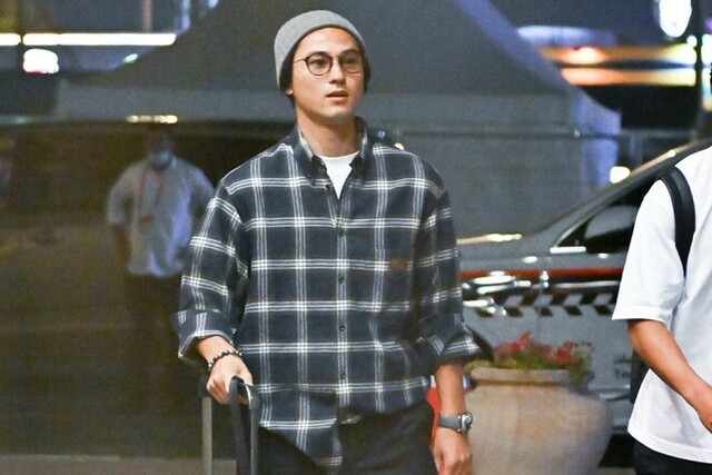 俳優すぎる」南野拓実、ドーハ到着時のファッションに脚光！「何着てもかっこよくなるな」（SOCCER DIGEST Web） - Yahoo!ニュース