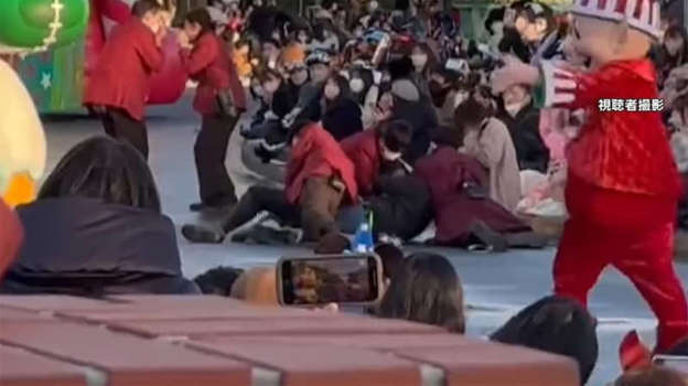 ディズニーパレードに男乱入 スタッフの制止従わず騒然