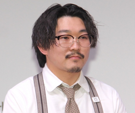 オズワルド伊藤、10年前“眉なし”写真「別人笑笑」「こ、こ、こわい…」「ラグビーの稲垣さんに少し似ている気が」 | ORICON NEWS