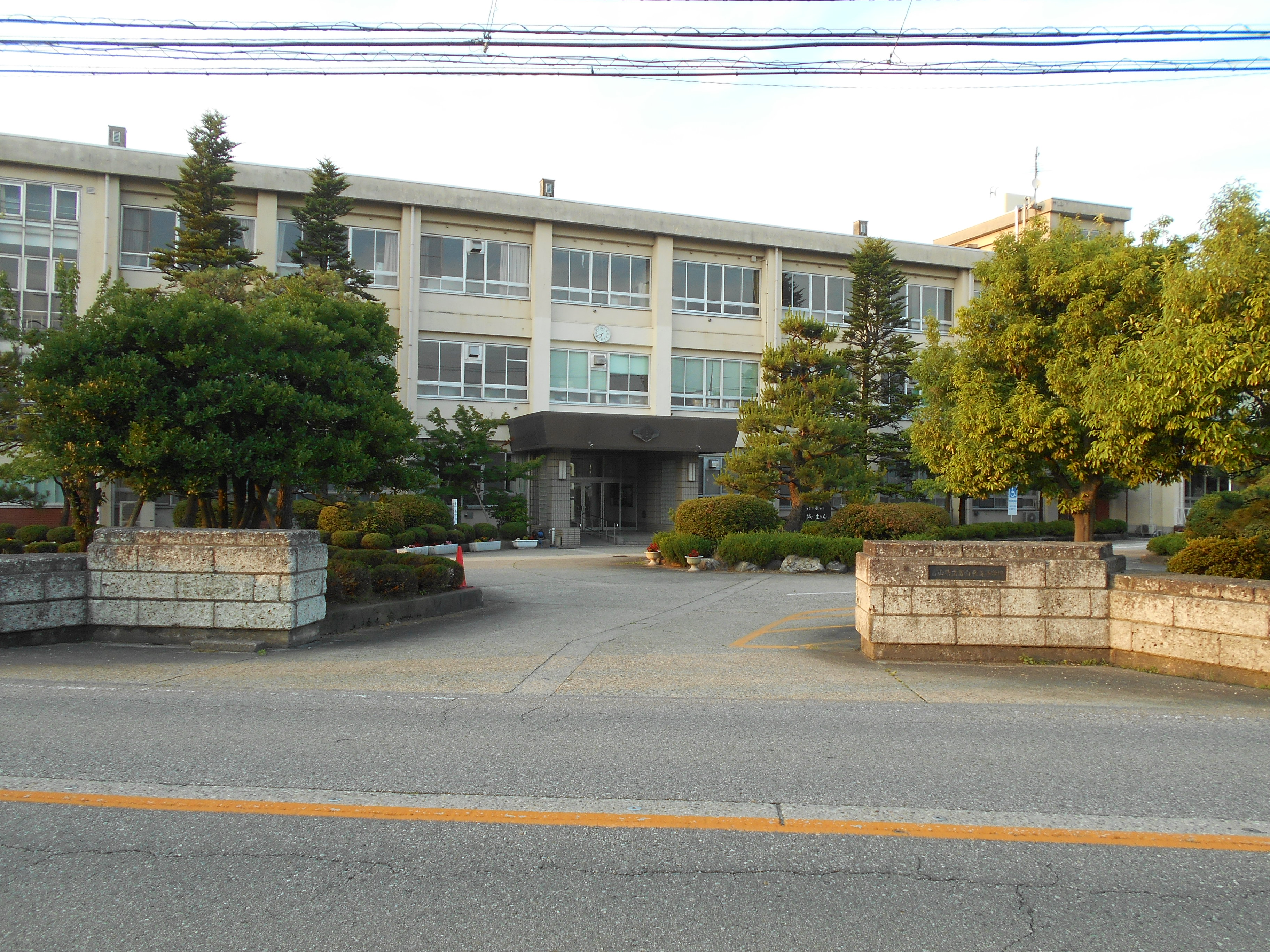 富山県立富山東高等学校 - Wikipedia
