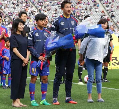 画像10枚】久保建英の母は東大卒という噂は本当？自主保育という教育方針が凄すぎると話題に！