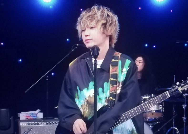 秋山黄色】本名？なぜ黄緑？素顔画像や年齢・身長・出身・読み方、アニメ主題歌一覧、顔隠す理由も紹介！｜Music Colors